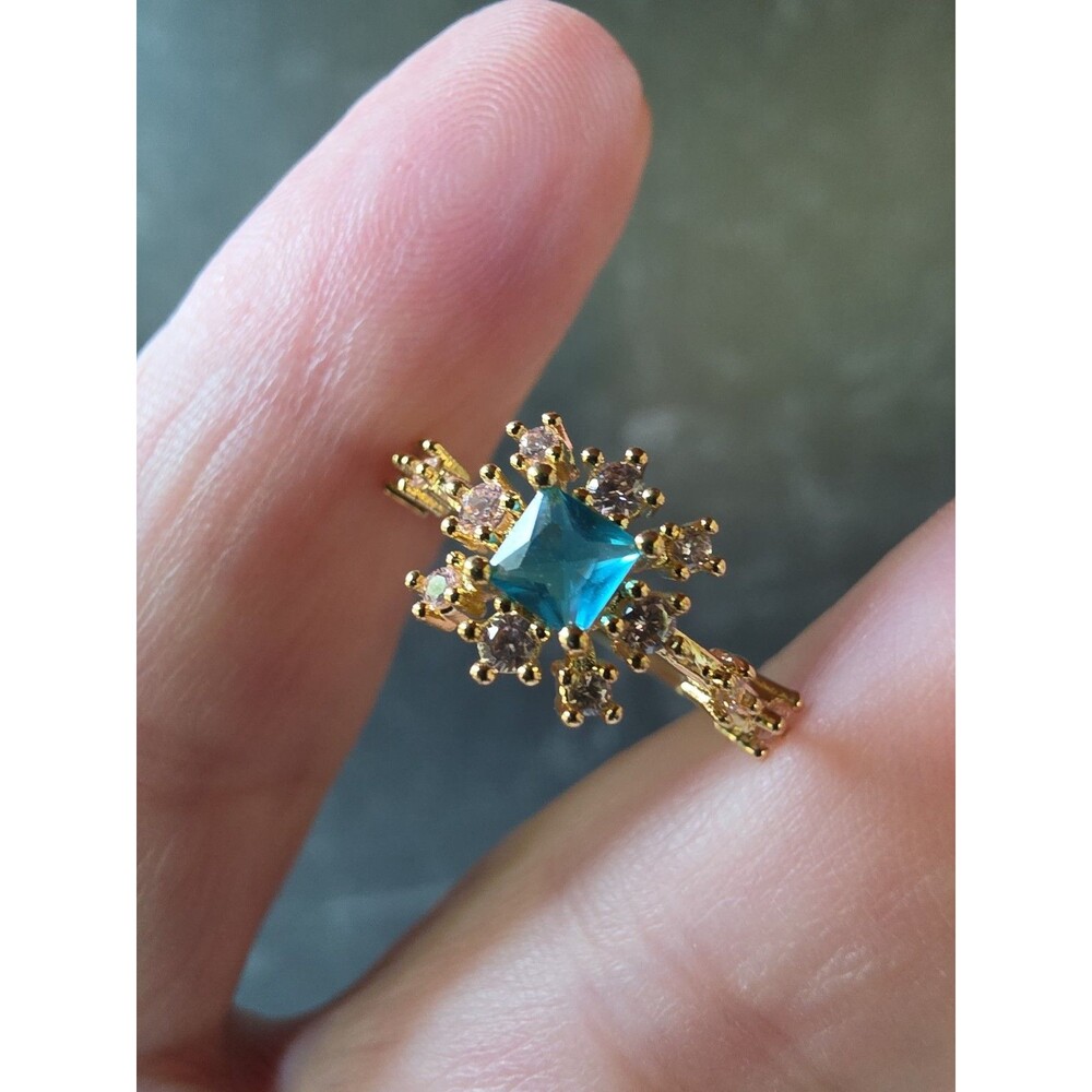 Rhinestone Gold Tone Metal Ring Size 6 Costume Jewelry